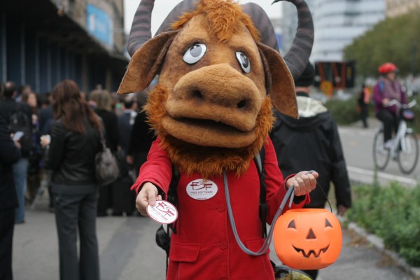 Gnu handing out FSF stickers